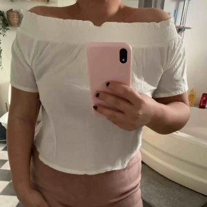  - Supersöt offshoulder topp från Gina Tricot. Sparsamt använd. Lite liten för mig så därför säljer jag den! Frakt tillkommer 🥰