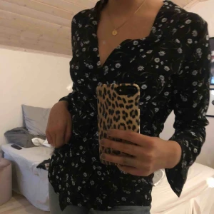  - blommig blus använd Max 3 ggr.  Nypris 299:-