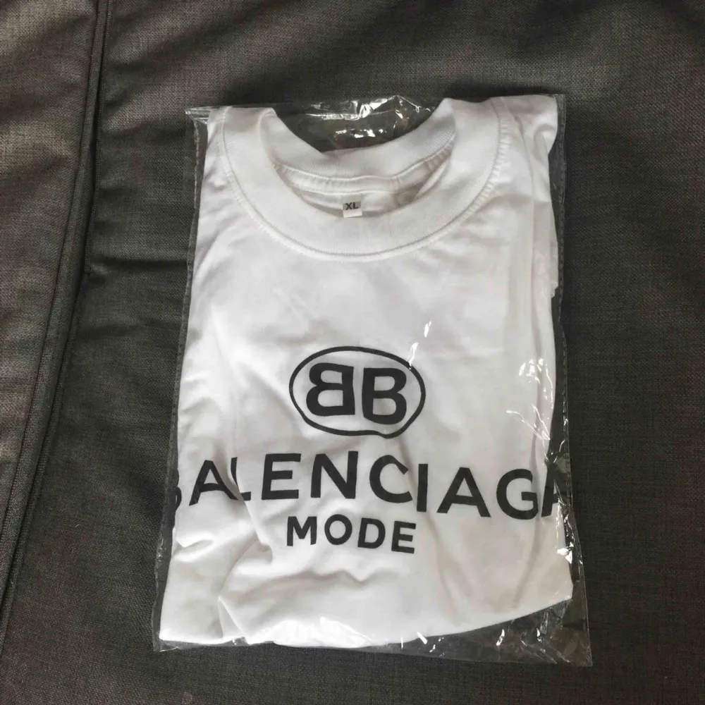 Balenciaga t-shirt  AAAAA+++ men super bra kvalité. XL men mer som L tycker jag..ny aldrig använd . T-shirts.