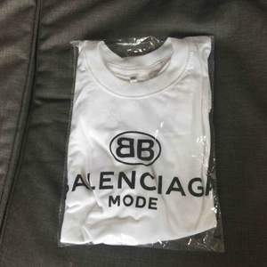 Balenciaga t-shirt  AAAAA+++ men super bra kvalité. XL men mer som L tycker jag..ny aldrig använd 