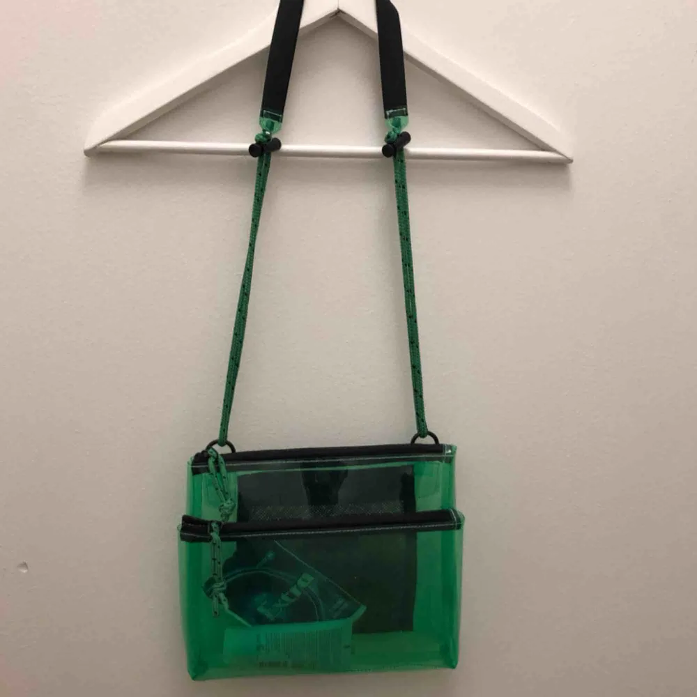 Cool genomskinlig grön väska, aldrig använd, köpt för ca 350kr, frakt ingår❗️ Obs, sista bilden är det fickan som förgat av sig i solen, men inget man ser om man inte lyfter på fickan, jag märkte detta häromdagen så har aldrig tänkt på det! . Accessoarer.