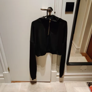  - Croppad half zip med resår från Pretty Little Thing