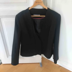  - Kavaj bra skick , hämta i Majorna eller jag kan skicka  frakten är 69kr