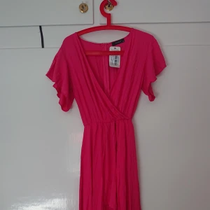  - Oanvänd lång klänning med insydda shorts