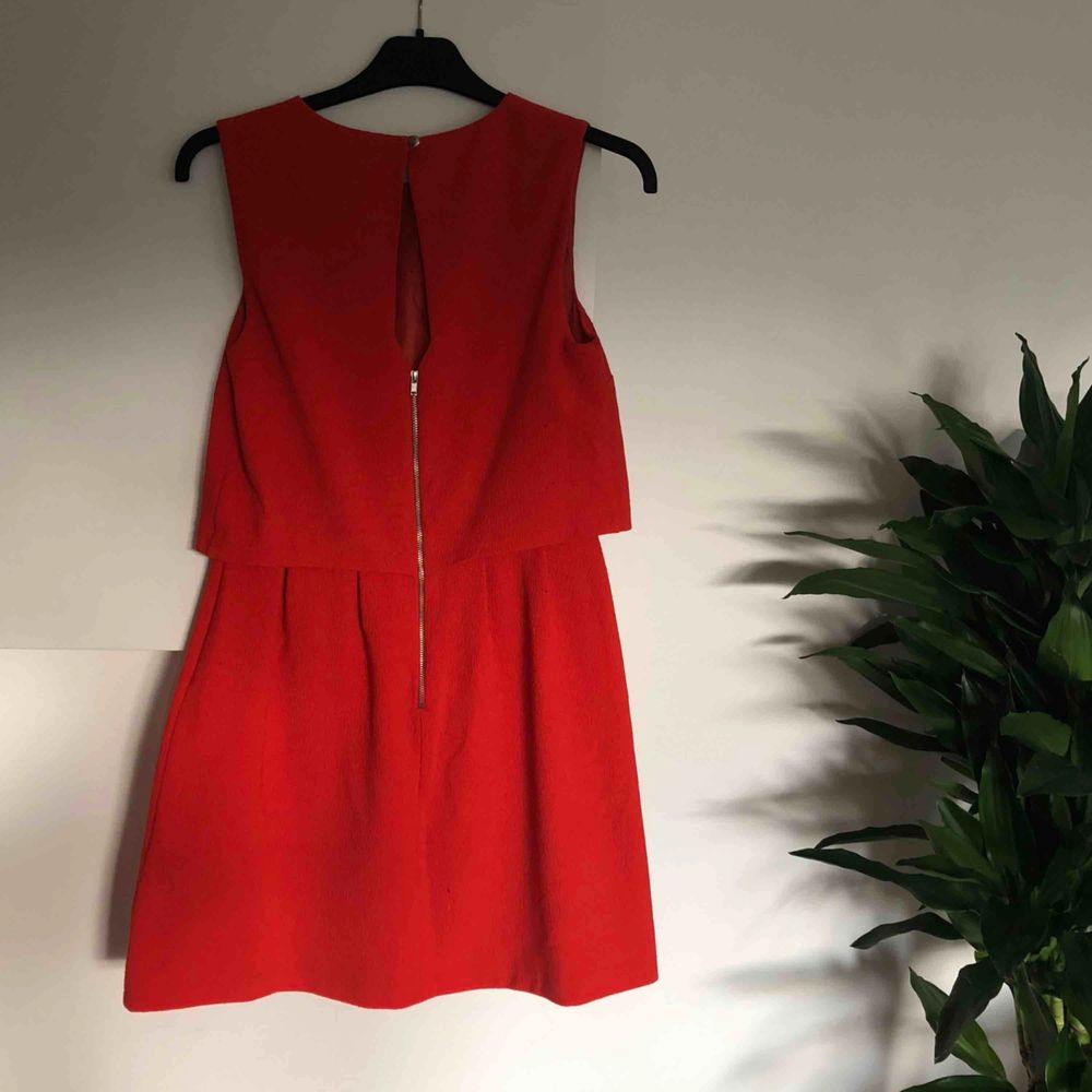 Orangeröd klänning från oasis. Jättefint skick! 😻 Köparen står för ev fraktkostnad ✨✨. Klänningar.