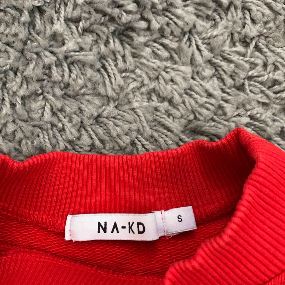 Röd sweatshirt från NA-KD. Bara använd 1 gång. Frakt tillkommer.. Tröjor & Koftor.
