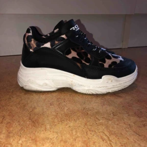  - Leopard skor från booho, använt men fint skick! Kan mötas upp i Malmö men även frakta. Köparen står för frakten:)