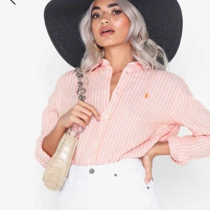  - Säljer denna skjortan från Ralph Lauren, aldrig använd prislapp osv sitter kvar. Nypris 1195kr, säljer för 900 och där ingår frakt. Kan skicka fler bilder! Hör av dig för mer info/bilder. :)