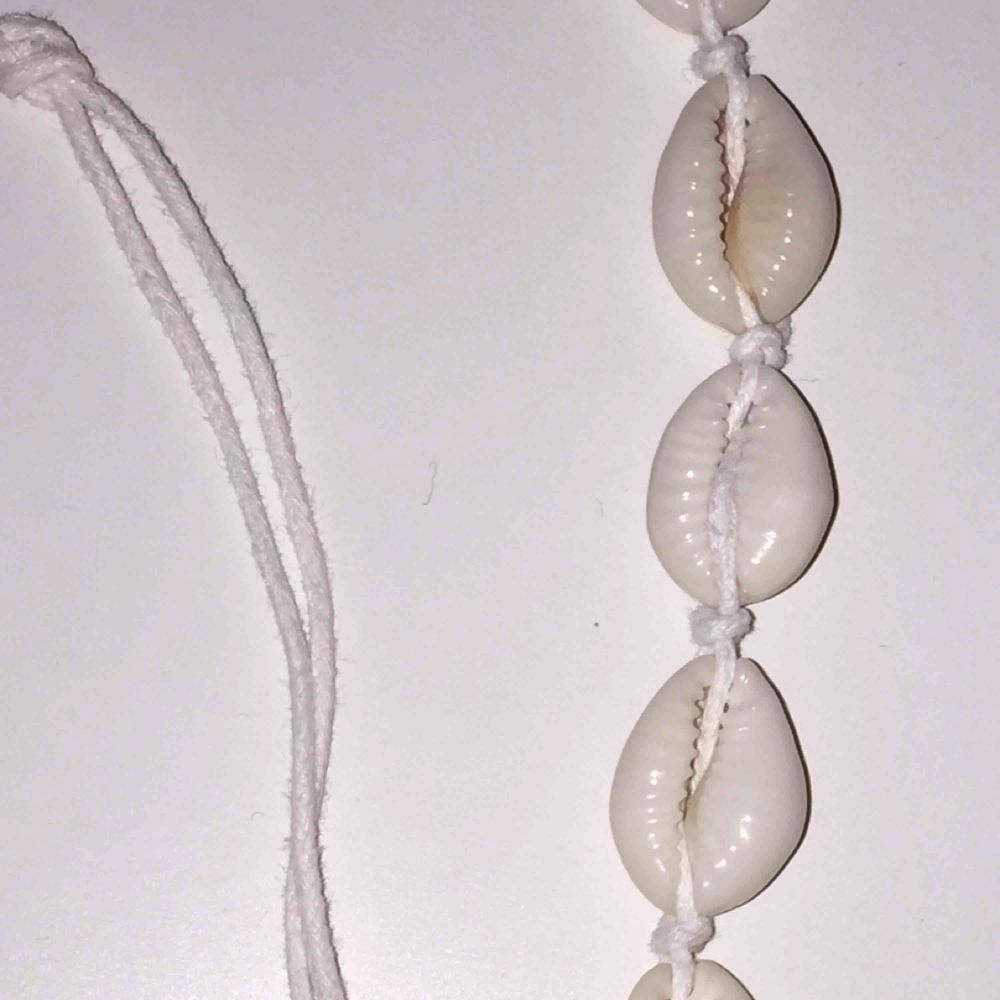 ett trendigt så kallat ”shell necklace” / snäckhalsband, köpt för 60kr och aldrig använt! knyts i bak! . Accessoarer.