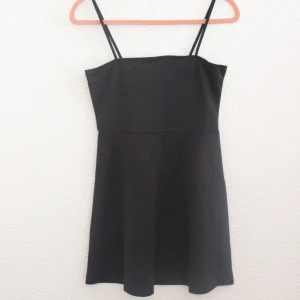  - Oanvänd klänning från h&m, stl 38. Lite mindre i storleken. Kan ta ner banden och ha som en tubtopp-klänning. Ca 60cm lång (kort). Frakt 36 kr eller upphämtning i Malmö. (finns en likadan fast randig, se mina annonser) 