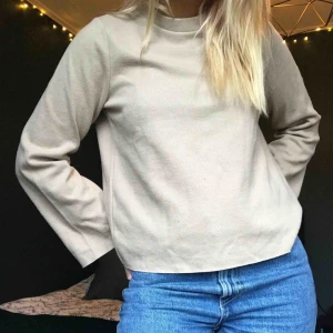  - Beige tröja med vida ärmar! Superskön och skön. Glömmer bort att använda, vilket inte är rättvist mot tröjan!!! Köpare står för eventuell frakt