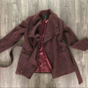 Coat - Ny vinröd kappa, passar en ifrån 36/38 beroende på hur man vill att den ska sitta. Lätt att knyta tightare runt midjan 💁🏼‍♀️ super fin på med den stora kragen och perfekta kapp längden 👌