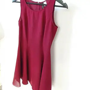 Vinröd basis klänning från hm Insydd så den är jätte snygg på och passar en 36a perfekt.   Kan mötas upp i Huddinge, Älvsjö, Årsta, Globen & Västberga