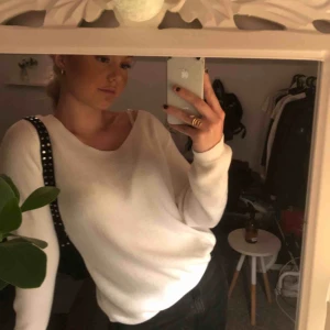  - En fin v-ringad stickad tröja, den är köpt på new yorker för ett tag sen. Den är inte mycket använd så den är i ett fint skick. Frakt tillkommer 