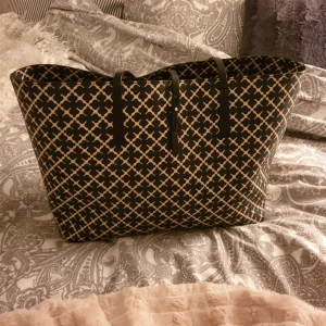  - Äkta Malene Birger handväska i bra skick. Köpt för 3.500 kronor och endast använd i ett år 