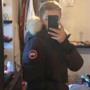  - säljer nu min canada goose, nästintill ny. den har blivit förstor för mig så har ej kunnat använda den. modell trillium färg navy. pris kan diskuteras. kan mötas i västerås eller fraktas. 