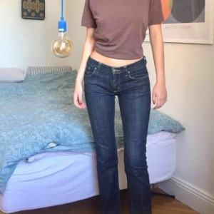  - Coola lågmidjade raka jeans från denimbirds. Fint skick. Möts på södermalm. Frakt +79kr 💞💞💞