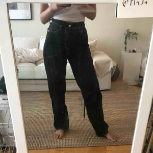  - eytys benz cali!  första paren dom sålde, inköpta för 1,5 år sedan!  använda max 5 ggr och är i bra skick!  storlek 24! jag har vanligtvis xs-s i kläder. 