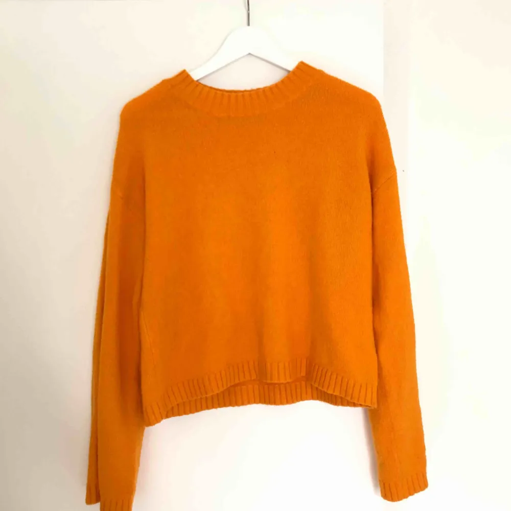 Fin, orange stickad tröja med vida ärmar från Ivy Revel 🧡 Sparsamt använd, säljer pga använder inte längre. Frakt ingår!. Stickat.