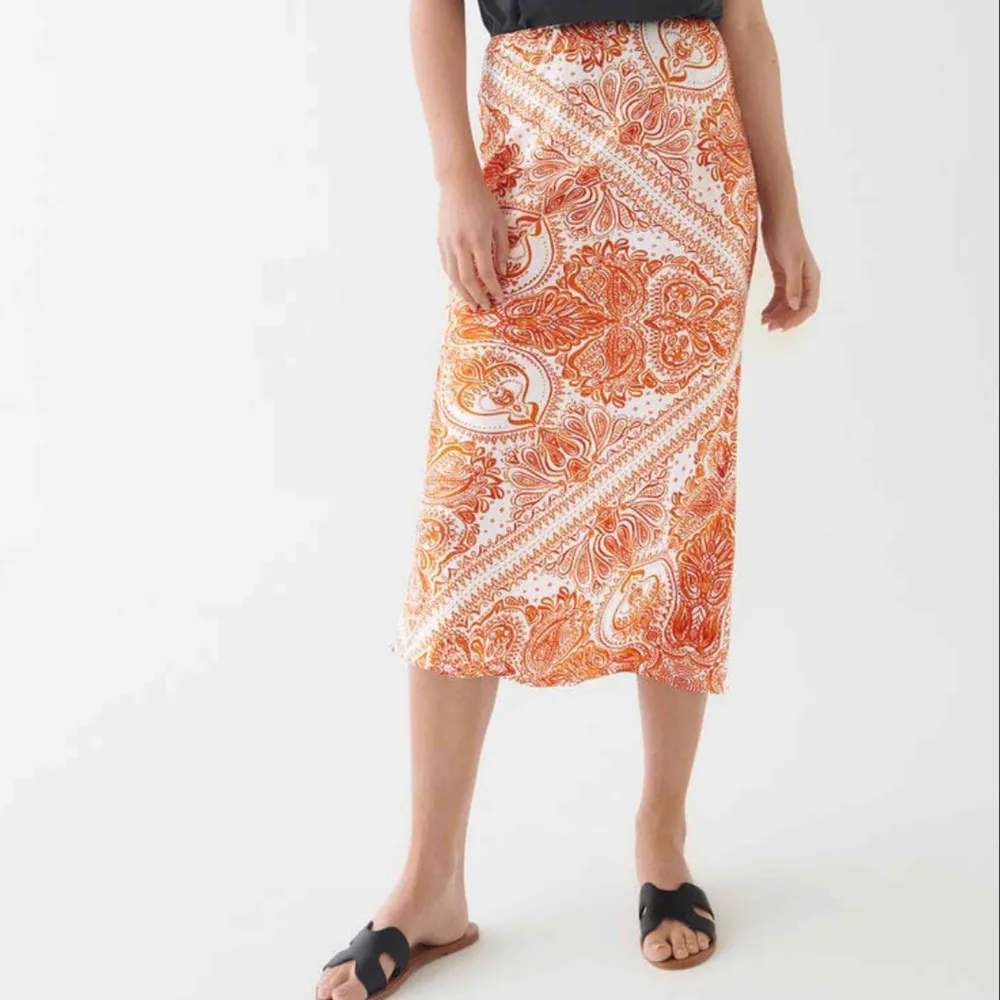 Jättefin kjol från Gina Tricot, strl 34, använd en gång. Kjolar.