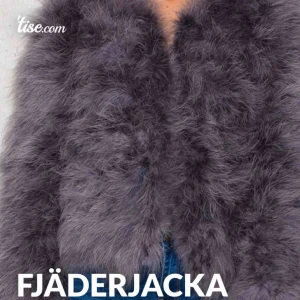  - grå jacka inköpt på viva nilla för 1299kr i utmärkt skick! Storleken är M men skulle såga att den passar en S också! Passar perfekt nu till hösten då vädret blir svalare✨