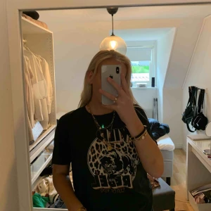  - Tröja från Gina trixat med tryck på! Köparen står för frakten💕💕💕