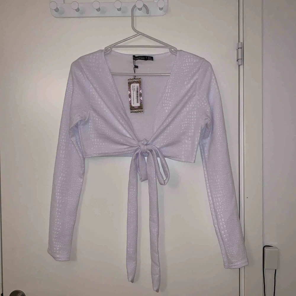 Crop Top köpt från Boohoo , vit i färgen med djurmönster  köpte den för 160kr, Du får den för halva priset!  Obs du står själv för frakten . Toppar.