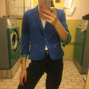 💙💕💚 - Söt kavaj från Zara 💙❤️💚 Obs! Står storlek L men skulle säga att den passar någon med storlek S eller M