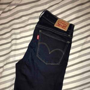 Knappt använda mörkblåa tajta jeans från Levis köpta i USA. Storlek 27 men är typ som XS/S. Pris kan diskuteras, om du vill frakta så kostar det mer:) 