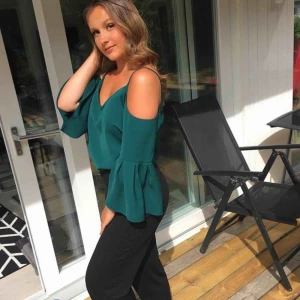  - Super fin grön tröja i fint skick, öppna axlar  Org pris: 249kr