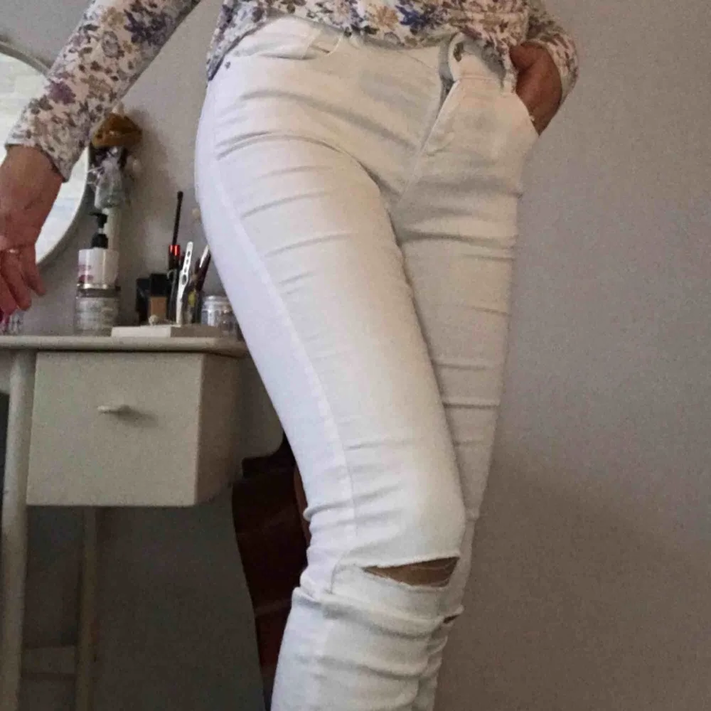 Vita jeans låg midja lite genomskinliga. Köpta för 2 år sedan. Kan bli mer med frakt . Jeans & Byxor.