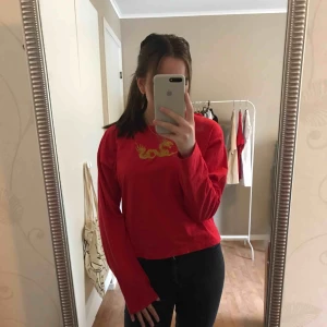  - En helt ny och oanvänd långärmad tröja Perfekt till hösten i strl S. Tröjan kommer från Carlings och har ett ny pris på 150kr men säljer den nu för endast 80kr :) vid snabb affär kan jag bjuda på frakten 