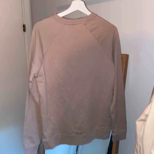  - Beige tröja från Asos✨ Aldrig använd. Bra skick🌟 Frakt tillkommer!!