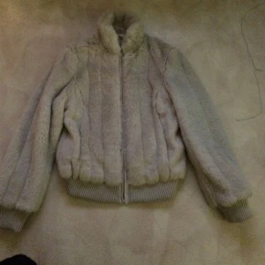 Jättefin jacka i fuskpäls från Top Shop. Använd 2 gånger och ser ut som ny! Storlek: 38.

 - Jättefin jacka i fuskpäls från Top Shop. Använd 2 gånger och ser ut som ny! Storlek: 38.  