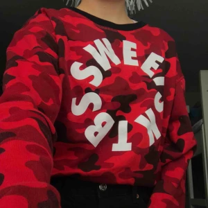  - Tröja från Sweet Sktbs. Kommer inte ihåg nypris så säljer den för 100kr, frakt tillkommer. Bra skick använd relativt många gånger men väldigt skön och fin. Säljer då den inte kommer till användning längre. Storlek M men skulle nog säga S💞