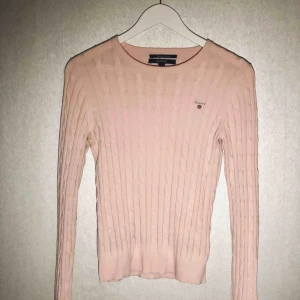  - Ljusrosa kabelstickad tröja från Gant. Fint skick. Köparen står för frakt.