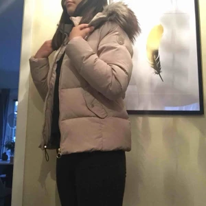  - Snygg dunjacka med pälskrage från Vero moda. Köpt för typ ett år sedan. Säljes då den inte kommit till användning. Nypris 600 kr och endast använd tre gånger. I jättefint skick
