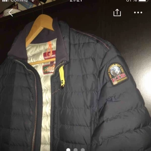  - Hej tänker sälja min parajumper UGO då jag inte använder den längre köpt på NK QR-kod finns så det är bara scanna om det är tvek om den är älta har tyvärr inte kvitto Köpt för: 4000kr Mitt pris: 2500kr Storlek S sitter dom en smäck! ;)