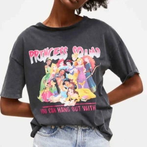  - T-shirt från Zara i storlek S, är väldigt stor i storleken, passar även XS/M/L beroende på hur man vill att den ska sitta ☺️