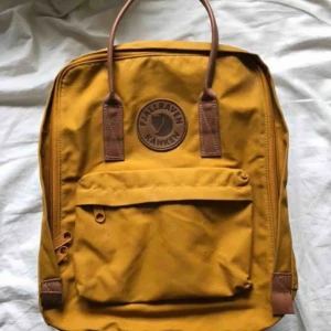  - Säljer min fina Kånken då hon inte blir använd.  Har använt henne kanske två gånger, så hon är i nyskick. Läderdetaljer och ett material du kan vaxa så den blir mer vattentålig.   Finns i hägerstensåsen, kan mötas i Sthlm eller skickas med posten. 🌞