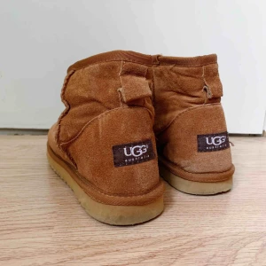  - Uggs (OBS! ej äkta) i strl 37/38. Använd 1 vinter. Frakt tillkommer. 