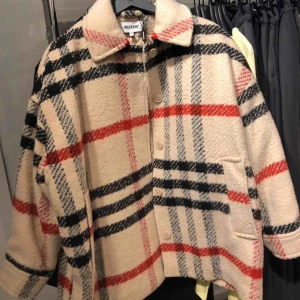  - I princip helt oanvänd höst/vinterjacka från weekday i Stl M.   Varm o fett snygg!! Frakt tillkommer