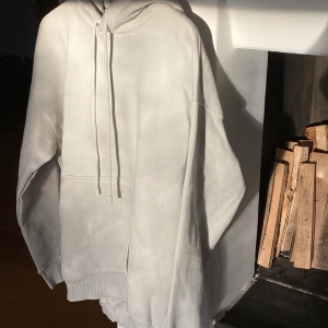Oversized hoodie | ZARA - Beige Hoodie | Oanvänd lite oversized om du är kortare och XS-M 🤍  (prislapp kvar) 