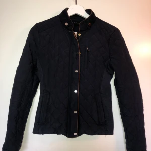 Jacka / höstjacka från Zara - Säljer denna snygga jacka från Zara som är i Storlek S (Skulle nog också passa XS)  Är marinblå till färgen och sitter figursytt, ser bredare ut på bilden.  Lagom tunt/tjockt material/foder, och passar väldigt bra nu till hösten eller våren och eventuellt varmare vintrar.  Är väldigt snygg och stilren  Hör gärna av er vid frågor :)