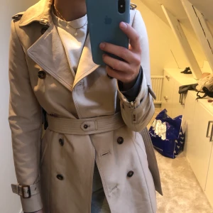 Kappa  - Beige kappa från Zara. Supersnygg men tyvärr för liten. Stl xs. Frakt tillkommer! 