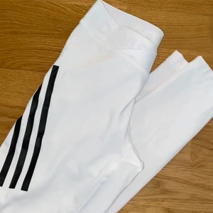 Adidas träningstights - Säljer dessa vita träningstights från adidas, aldrig använda! Köpte dom för typ 400 på adidas 💖