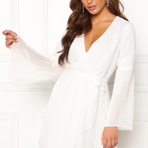 Studentklänning  - Vit studentklänning från Nelly, endast använd 1 gång! 