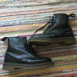  - Hej! Jag säljer den ett par förstora Dr.Martens som aldrig använts. Pris går att diskutera vid snabb affär, bildbevis och kontoutdrag vid köp av frimärken är garanterat, kan även mötas upp i centrala uppsala🍭Hör av dig om du har frågor, kram Tyra💕