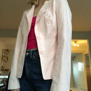 Kavaj - Söt kavaj som tvärr inte kommer till användning. Mycket fint skick, rosa och vit färg