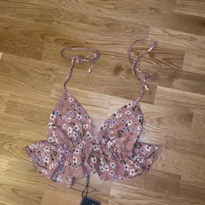 Söt topp storlek M - En söt topp från zaful, storlek M men mina bröst ramlar ut ur dom, köpte en till av dessa då den e så fin bara en större storlek, känns som en XS/S super fin, super skön, och stretchig